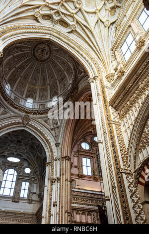 Cordoba, Spanien - Dez 2018: Prächtige decke Kuppel des Querhauses der wichtigsten Kapelle im Inneren der Moschee-Kathedrale von Córdoba Stockfoto