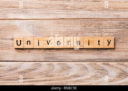 Universität Wort auf Holz Block geschrieben. Universität text auf Holz- Tabelle für Ihr Design, Konzept. Stockfoto