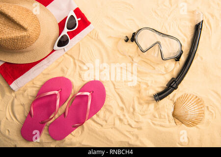 Blick von oben auf die Sommer Zubehör und Schwimmen Maske mit Schnorchel auf Sand Stockfoto