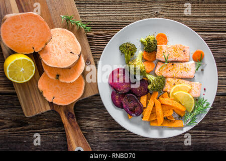 Schmackhafte Ernährung Lebensmittel mit gegrillten Lachs und Gemüse. Abendessen auf Platte mit Fisch Filet und gekochtem Gemüse. Stockfoto
