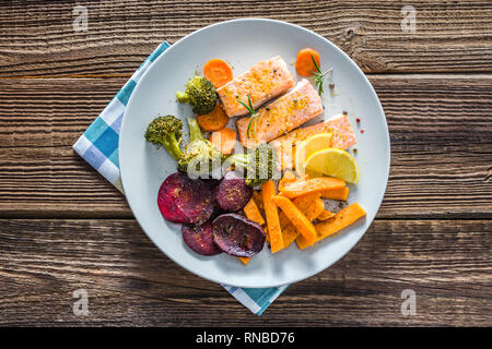 Schmackhafte Ernährung Lebensmittel mit gegrillten Lachs und Gemüse. Abendessen auf Platte mit Fisch Filet und gekochtem Gemüse. Stockfoto