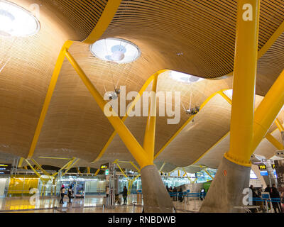 Madrid, Spanien - 27. Januar 2018: Der Flughafen Barajas in Madrid, Spanien. Innenraum des Terminal 4, entworfen von Antonio Lamela und Richard Rogers Stockfoto