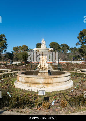 Madrid, Spanien - 27. Januar 2018: Brunnen des Gartens von Rosen in Buen Retiro Park. Parque De Las Rosas auf Spanisch) im Botanischen Garten im Park Stockfoto