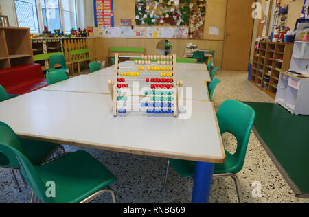 In einem Klassenzimmer der Kindergarten und eine alte hölzerne Abacus und kleine Stühle Stockfoto