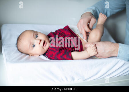 Nahaufnahme des Vaters im Kinderzimmer zu Hause Ändern Baby Söhne Daiper Stockfoto