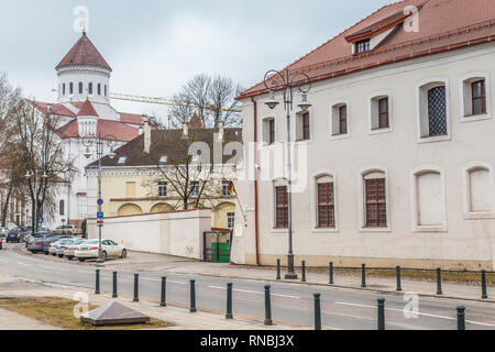 Streetview mit orhodox Kathedrale in der Altstadt von Vilius in Litauen Baltikum Europa Stockfoto