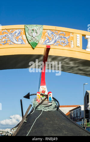 Brücke über den Kanal und die verzierten Bug eines moliceiro Boot in Aveiro, Portugal Stockfoto