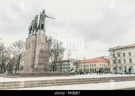 Statue des Großfürsten Gediminas auf dem Domplatz in der Altstadt von Vilnius, Litauen Stockfoto