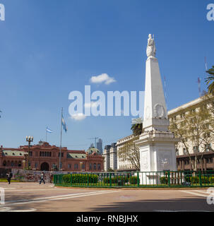 BUENOS AIRES, ARGENTINIEN - 12. SEPTEMBER: Die Plaza de Mayo (Englisch: Square) ist der Hauptplatz in Buenos Aires. Im Hintergrund, die Casa Rosada (Klemme Stockfoto