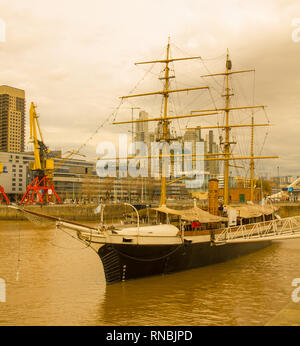 BUENOS AIRES, Argentinien - 1. Oktober: Fregatte am Dock in Puerto Madero angedockt. Schiff bei Nacht in Buenos Aires. Argentinien Stockfoto