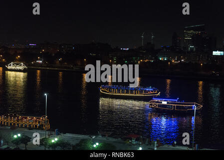 Eine Flotte von Touristen speisen Daus (traditionellen arabischen Holzschiff) Kreuzfahrt entlang des Dubai Creek in Dubai in den Vereinigten Arabischen Emiraten (VAE) Stockfoto