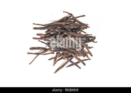 Getrocknete chinesische Tee lassen auf weißem Hintergrund Stockfoto
