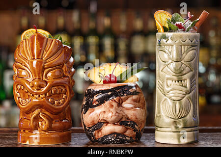 Satz von drei tropische Cocktails in Tiki Gläser - Pina Colada, Rum Runner und Rio Punch. Menü Bild Stockfoto