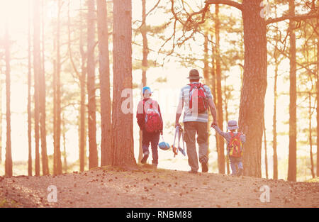 Vater und Jungen gehen, Camping mit Zelt in der Natur Stockfoto