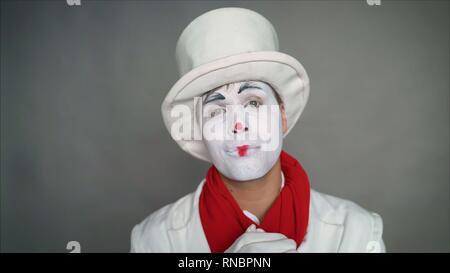 Sehr niedliches Pantomime hautnah. Closeup Portrait von einem netten Kerl. Ein hübscher Kerl mime lächelt. Closeup Portrait von niedlichen mime-Frau schön lächeln Stockfoto