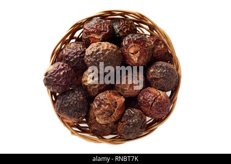 Waschnüsse (soapberries) auf weißem Hintergrund. Chemische und Toxin Wäsche, organische Reinigungsmittel Stockfoto