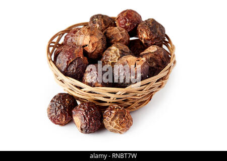 Waschnüsse (soapberries) auf weißem Hintergrund. Chemische und Toxin Wäsche, organische Reinigungsmittel Stockfoto