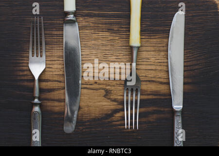 Besteck auf einer Holzplatte Stockfoto