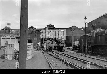 Drei Dampflokomotiven im Zug Yard in England während der 50er Jahre. Auf der linken Seite ist die 46100 Royal Scot, die jetzt in England erhalten. Die anderen zwei Lokomotiven, 53803 und 53804 sind Fowler 2-8-0-Motoren. Stockfoto