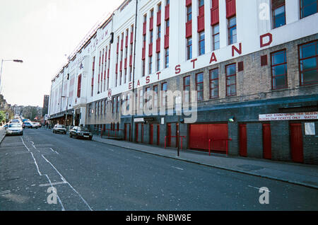 Highbury Stadion, das Heimstadion des englischen Fußballclubs Arsenal, aus dem Norden von London, England, von 1913 bis 2006. Foto von 2003 genommen. Foto zeigt die außerhalb des Ostens stehen. Stockfoto