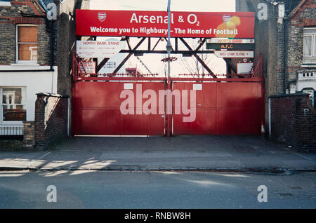 Highbury Stadion, das Heimstadion des englischen Fußballclubs Arsenal, aus dem Norden von London, England, von 1913 bis 2006. Foto von 2003 genommen. Foto zeigt eines der Tore in den Norden. Stockfoto