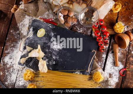 Zutaten für Pasta mit Tomatensauce und Parmesan Stockfoto