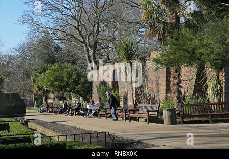 Die Menschen genießen die Sonne am Tag eines Winter im Londoner Holland Park Gardens, Kensington, einer der reichsten Gegenden der Stadt. Stockfoto