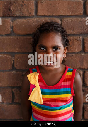 Darwin, Australia-October 05,2018: Australische aborigine Mädchen genießt eine Familie Mahlzeit in einem lokalen Restaurant, Darwin-Australia Stockfoto