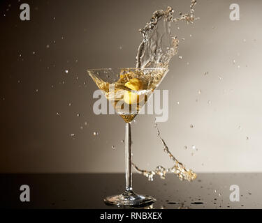 Dirty Martini mit Oliven Stockfoto