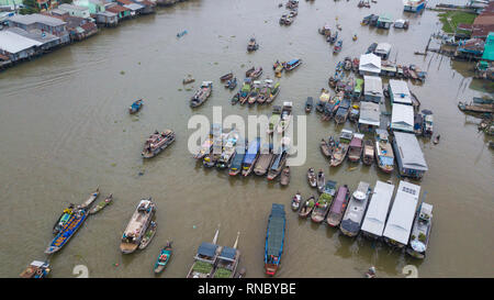 Luftaufnahme, Ansicht von oben Cai Rang Floating Market. Touristen, die Menschen kaufen und verkaufen Lebensmittel, Gemüse, Früchte auf dem Boot, Schiff am Fluss markt Stockfoto