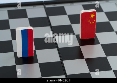 Symbole Flagge von Russland und China auf dem Schachbrett. Der Begriff der politischen Spiel. Stockfoto