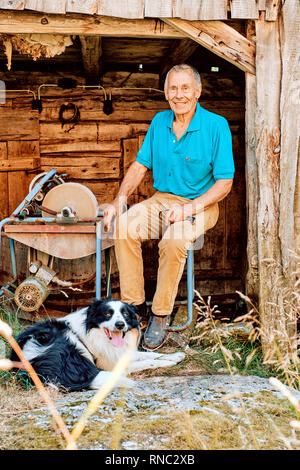 Einen Standort Portrait eines norwegischen Schafzüchter mit seinem Border Collie Gebrauchshund. Stockfoto