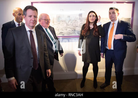 Luciana Berger steht mit anderen Labour-abgeordneten, (von links nach rechts) Chuka Umunna, Chris Leslie, Mike klafft und Gavin Shuker, im Anschluss an eine Pressekonferenz in der County Hall, Westminster, London, wo sie und Angela Smith und Ann Coffey, aus der Partei ausgetreten eine neue unabhängige Gruppe im Unterhaus zu erstellen, in der die wichtigsten Split in der britischen Politik seit der Abspaltung der Sozialdemokratischen Partei in den 1980er Jahren. Stockfoto