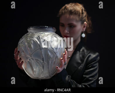 Bonhams Mitarbeiter Emily Mayson Holding a auterelles" Vase, 1913 entworfen und bewertet zwischen £ 4.000 und £ 6.000, während ein Foto für eine private Sammlung von Meisterwerken Glasmacher René Lalique, bevor es an der Auktion bei Bonhams in London angeboten wird. Stockfoto