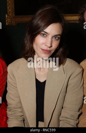 Alexa Chung an der vorderen Zylinderreihe während der Erdem Herbst/Winter 2019 London Fashion Week Show in der National Portrait Gallery in London. Stockfoto