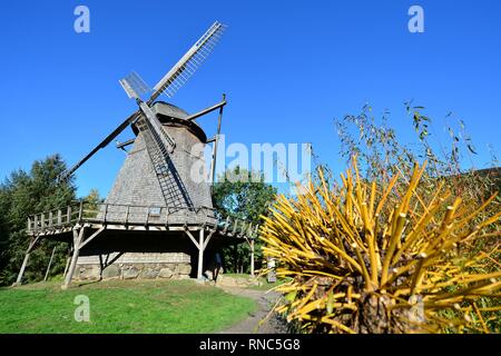 Eine historische Gap Windmühle am Museumsdorf in Cloppenburg (Deutschland), 31. Oktober 2018. | Verwendung weltweit Stockfoto