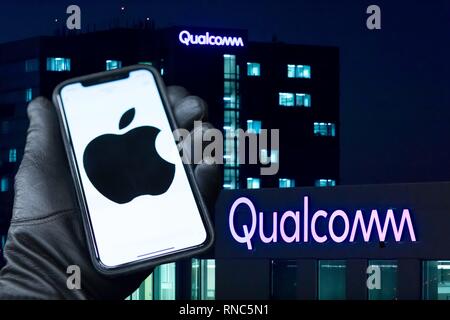 Apple iPhone X vor der Corporate Logo bei Qualcomm Hauptsitz in San Diego Sorrento Valley (Abbildung), im Februar 2019. | Verwendung weltweit Stockfoto