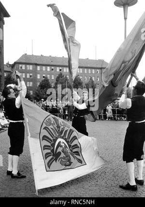 Mitglieder der Deutschen Jugend des Ostens unter der Flagge vor dem Rathaus Schöneberg am Tag zuvor. Rund 20.000 Vertriebene nahmen an einer Kundgebung in der Waldbühne in Berlin am "Tag der Heimat" am 5. September 1965. | Verwendung weltweit Stockfoto