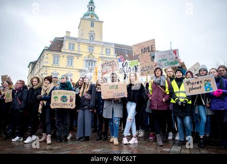 Schüler Streik während der Demonstration "Freitags für Zukunft' im Zentrum der Stadt Oldenburg (Deutschland), 08. Februar 2019. | Verwendung weltweit Stockfoto