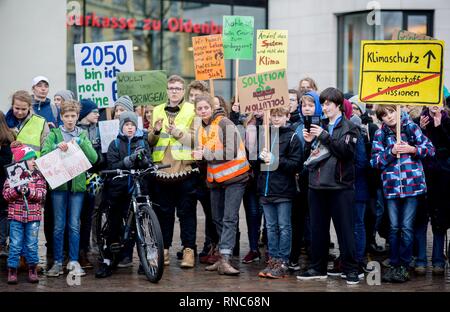 Schüler Streik während der Demonstration "Freitags für Zukunft' im Zentrum der Stadt Oldenburg (Deutschland), 08. Februar 2019. | Verwendung weltweit Stockfoto