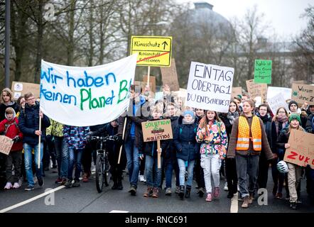 Schüler Streik während der Demonstration "Freitags für Zukunft' im Zentrum der Stadt Oldenburg (Deutschland), 08. Februar 2019. | Verwendung weltweit Stockfoto