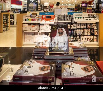 Dubais Herrscher Mohammed Bin Rashid Al Maktum (geb. 1949) stellte seine Vision von der Zukunft Dubai am 04.01.2019. Das Dokument mit der Bezeichnung "Fifty-Year Charta" wurde auch als Buch veröffentlicht. (14. Januar 2019) | Verwendung weltweit Stockfoto