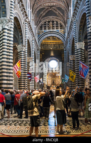 Touristen im Inneren des Duomo di Siena (Siena), Toskana, Italien Stockfoto