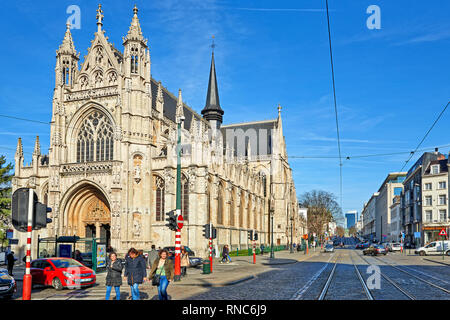 Brüssel, Belgien - 17. FEBRUAR 2019: Einige Leute einen sonnigen Wintertag genießen Sie am Notre Dame du Sablon Kathedrale in Brüssel, Belgien, 2019 Stockfoto