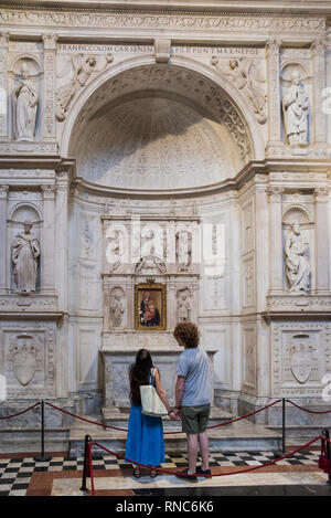 Touristen im Inneren des Duomo di Siena (Siena), Toskana, Italien Stockfoto