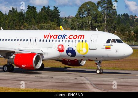 Medellin, Kolumbien - 26. Januar 2019: Vivaair Airbus A320 Flugzeug in Medellin Flughafen (MDE) in Kolumbien. | Verwendung weltweit Stockfoto