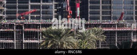 Bauarbeiter (Expats) arbeiten an einem neuen Hochhaus in der Innenstadt von Dubai. Die Arbeiter kommen vor allem aus den asiatischen Ländern wie Indien, Pakistan und Bangladesch. (12. Januar 2019) | Verwendung weltweit Stockfoto