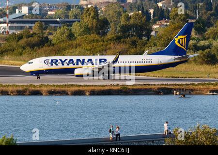 Korfu, Griechenland - 14. September 2017: Ryanair Boeing 737 am Flughafen Korfu (CFU) in Griechenland. | Verwendung weltweit Stockfoto