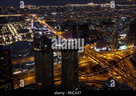 Abendlicher Blick von der Aussichtsplattform (456 m) des 828 m hohen Burj Khalifa zu einem wichtigen Verkehrsknotenpunkt der Sheikh Zayed Road in der Innenstadt von Dubai. Die Autobahn, die bis zu 14 Lanes breit, ist Dubais wichtigsten Verkehrsachse. (11. Januar 2019) | Verwendung weltweit Stockfoto