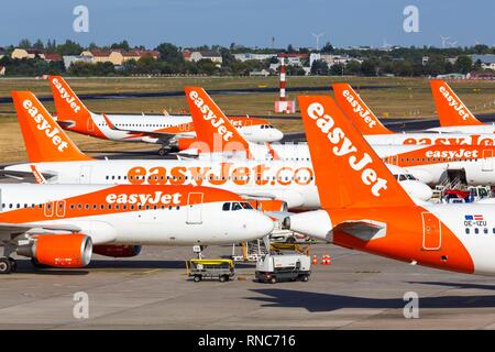 Berlin, Deutschland - 11. September 2018: Easyjet Airbus A320-Flugzeuge am Flughafen Berlin Tegel (TXL) in Deutschland. | Verwendung weltweit Stockfoto